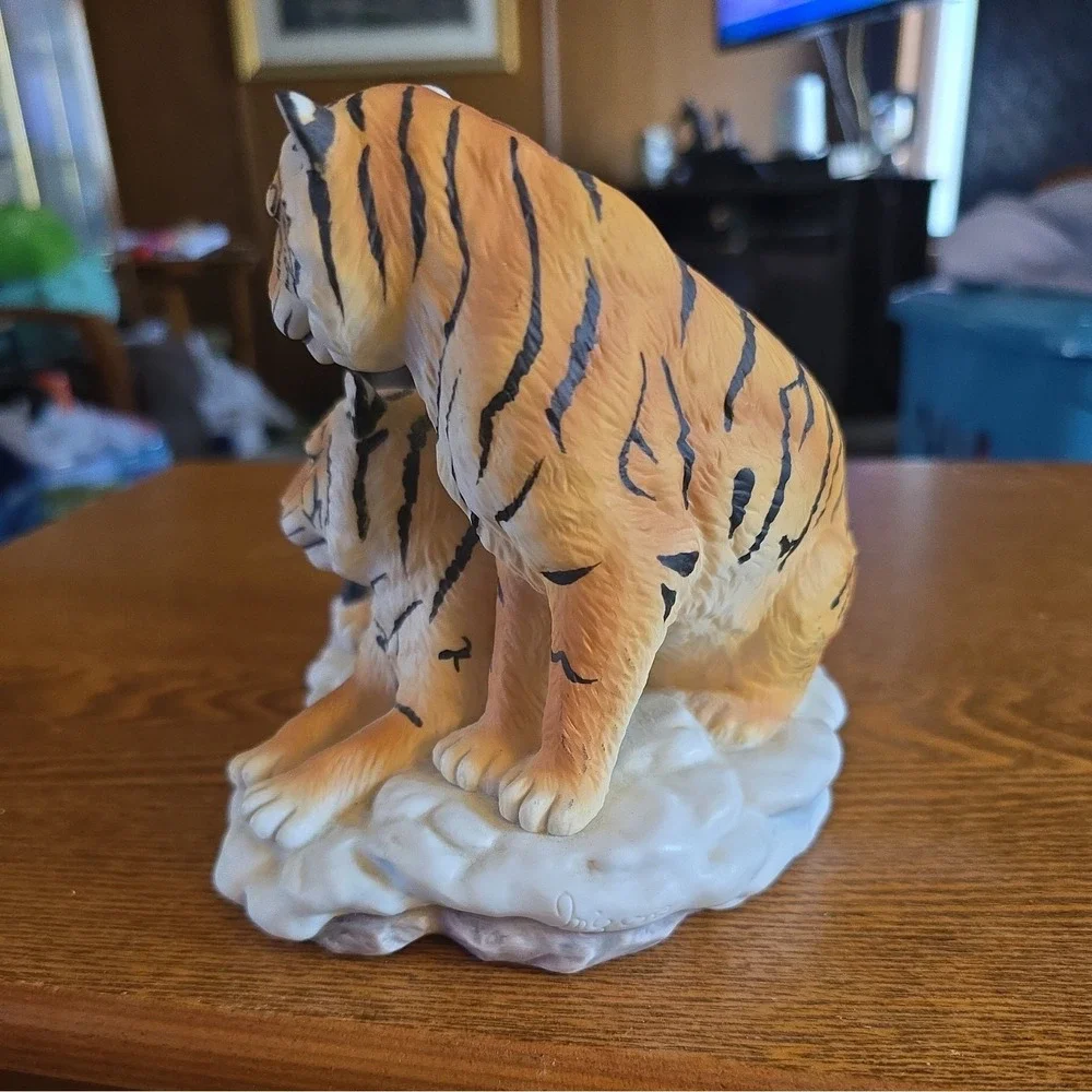 Two Ceramic Tigers Collectors Statue Table Item‎